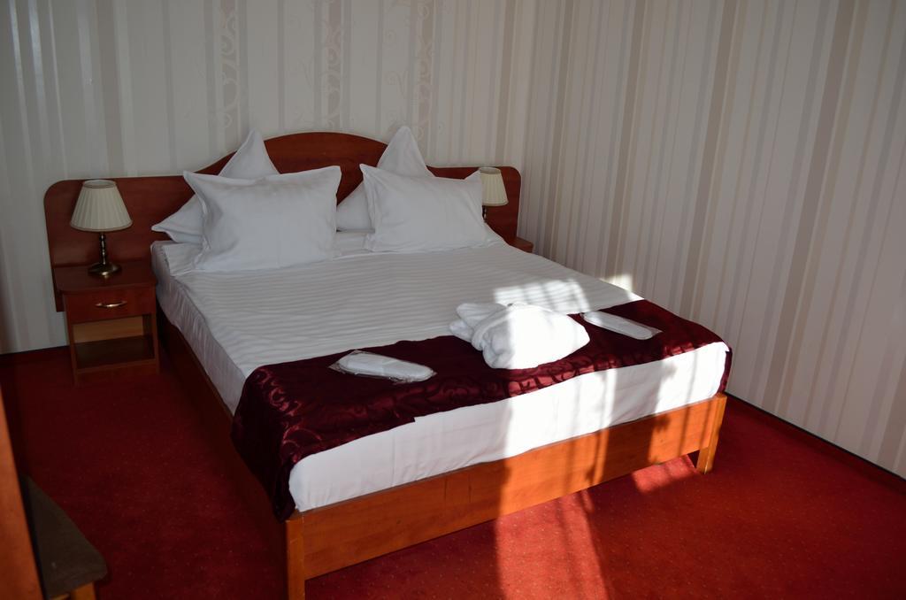 Hotel Rusu Петрошани Экстерьер фото
