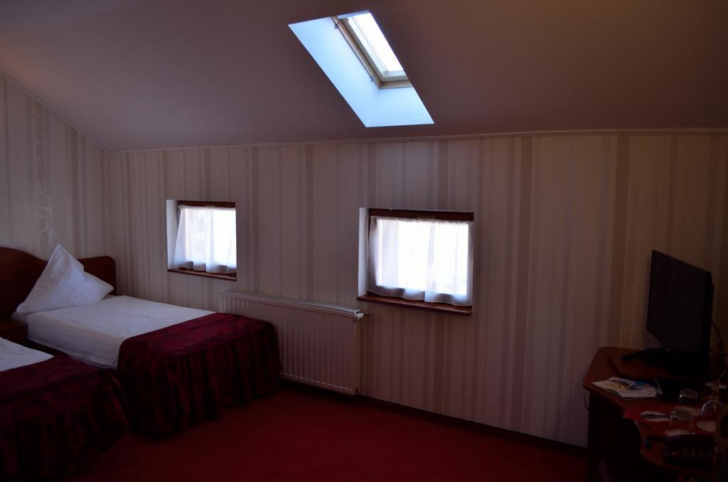 Hotel Rusu Петрошани Экстерьер фото