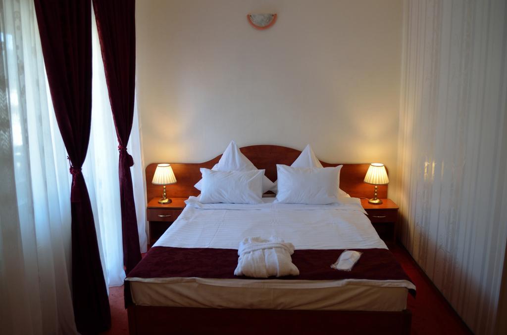 Hotel Rusu Петрошани Экстерьер фото